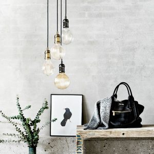 Avra - minimalistisk hængelampe i messing