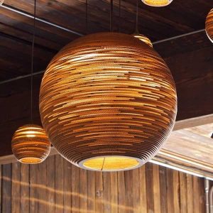 Ball - en rund hængelampe af pap, 45 cm