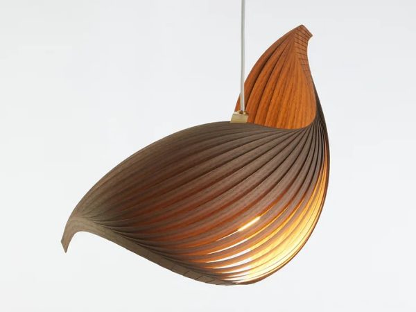 Wing walnød pendel Studio Vayehi - XS 45 cm x 27 cm